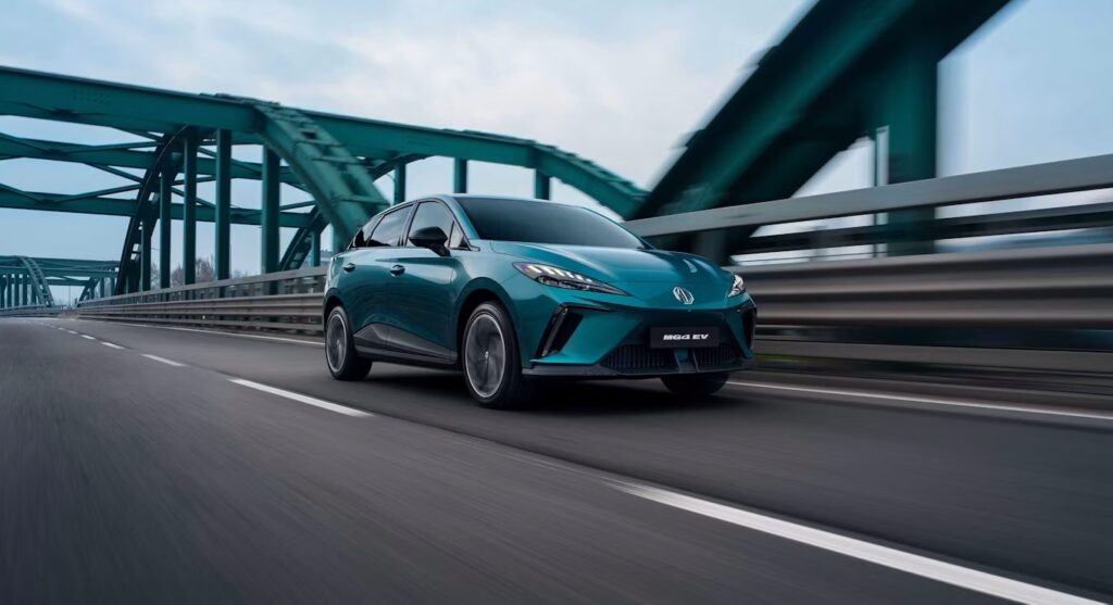 Teal MG4 Electric kjører over en bro.