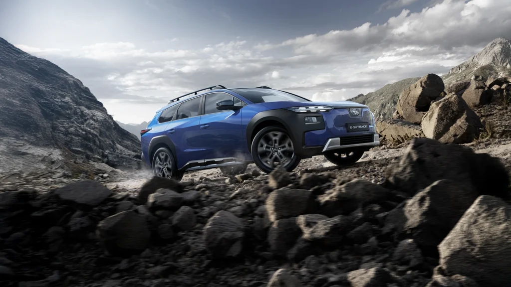 Blå Subaru E-Outback på steinete fjellvei.