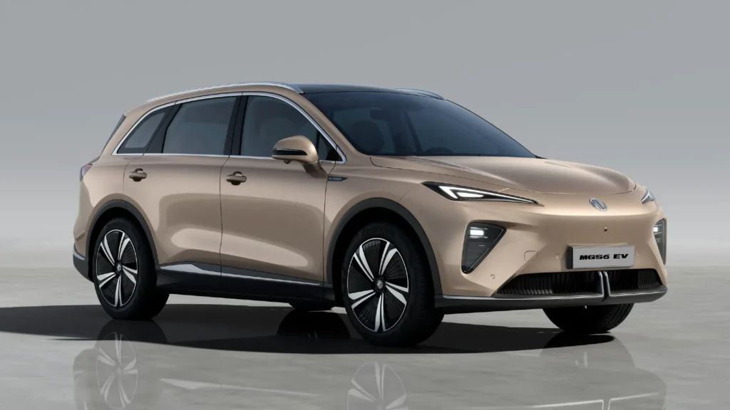 Beige elbil SUV sett fra venstre foran, parkert.